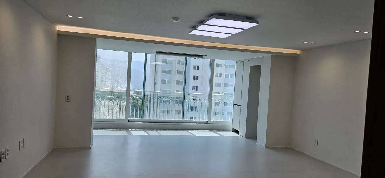 월넛 책장과 아치형 입구의 아파트 사진 12